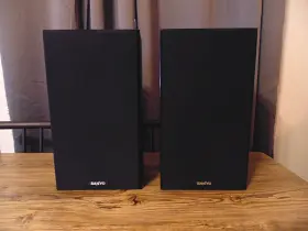 ST-90 SANYO Shelf Speakers Set
